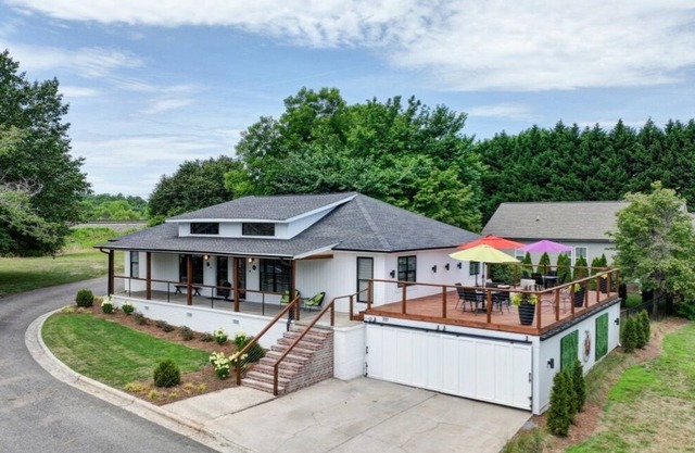 fire pit+corn hole+bikes+kayaks+gym+golf pass | Art inspired retreat