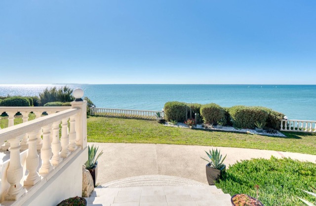 First line - Exceptional villa - 180 degree ocean view