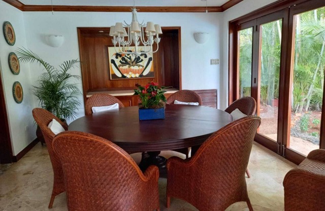 Five Bedroom house Central Location just a short walk from Minitas Beach