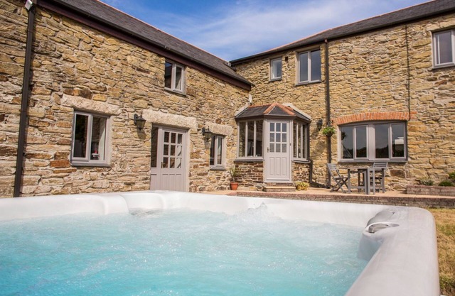 FIVE ELEMENTS FARMHOUSE, pet friendly, with hot tub in St Agnes