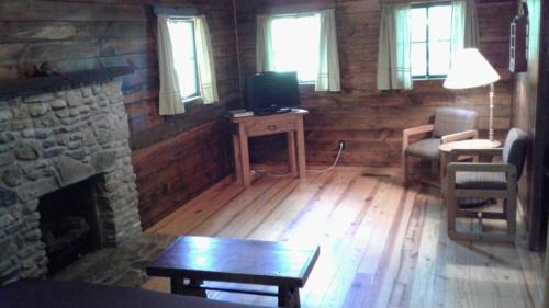 Five Points Lake Hamilton Cabin B