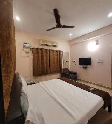 Five stones By Earth Hotel Vadapalani