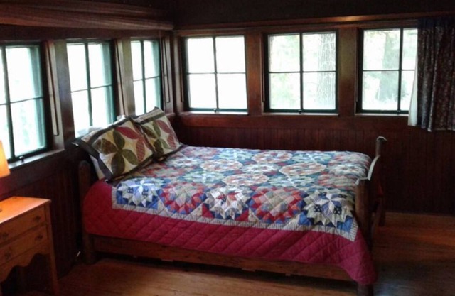 FIVE POINTS~LAKE HAMILTON: Cabin#1 ~ 1BR w/2 Full Beds, Futon in LR, Full Kitchen, Breakfast "Fixins" Provided