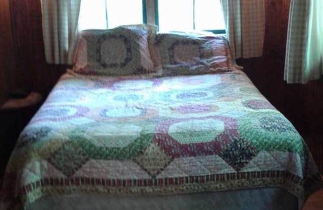 FIVE POINTS~LAKE HAMILTON: Cabin#4 ~ 1BR w/Queen Bed, Futon in LR, Full Kitchen, Breakfast "Fixins" Provided, Jetted Tub