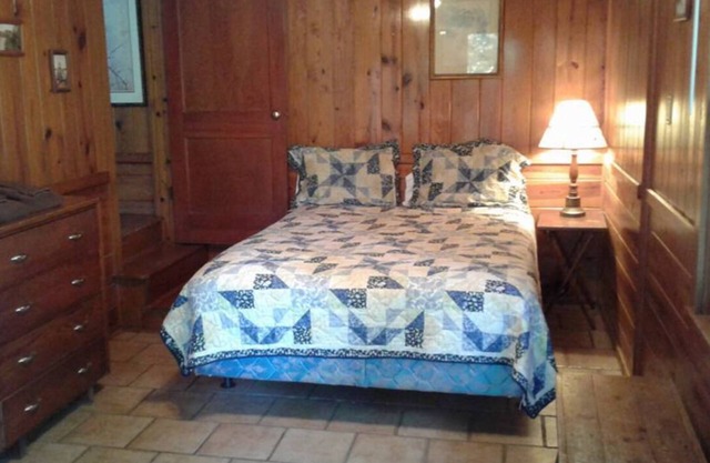 FIVE POINTS~LAKE HAMILTON: Cabin#5 ~ 2 Story, 2BR w/Queen Beds, Futon in LR, Full Kitchen, Breakfast "Fixins" Provided, Great Lake View