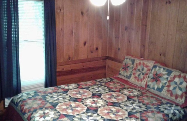 FIVE POINTS~LAKE HAMILTON: Cabin#6 ~ 2BR w/Queen Beds, Futon in LR, Full Kitchen, Breakfast "Fixins" Provided, Great Lake View