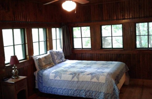 FIVE POINTS~LAKE HAMILTON: Cabin#A ~ 1BR w/2 Queen Beds, Futon in LR, Full Kitchen, Breakfast "Fixins" Provided
