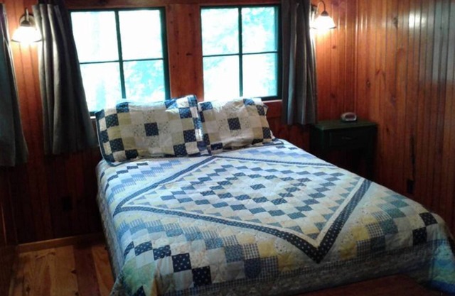 FIVE POINTS~LAKE HAMILTON: Cabin#D ~ 1BR w/Queen Bed, Futon in LR, Full Kitchen, Breakfast "Fixins" Provided, Jetted Tub, Balcony Deck off BR
