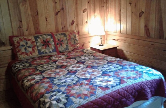 FIVE POINTS~LAKE HAMILTON: Cabin#E ~ 2 Story, 3BR w/Queen Beds, Futons in LR & Loft, Full Kitchen, Breakfast "Fixins" Provided, 2 Baths (Upstairs has Jetted Tub), Large Covered Porch, Right by the Water