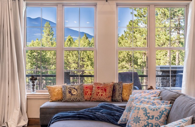 Flagstaff Retreat w/Mountain Views: Fire Pit, Hot tub, Fireplace, Near Snowbowl