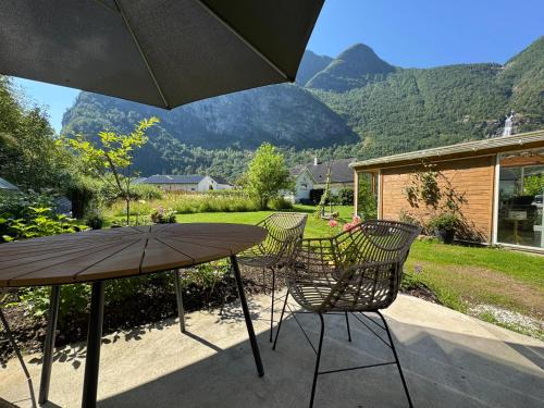 Flåm Tinyhouse with a Waterfall View