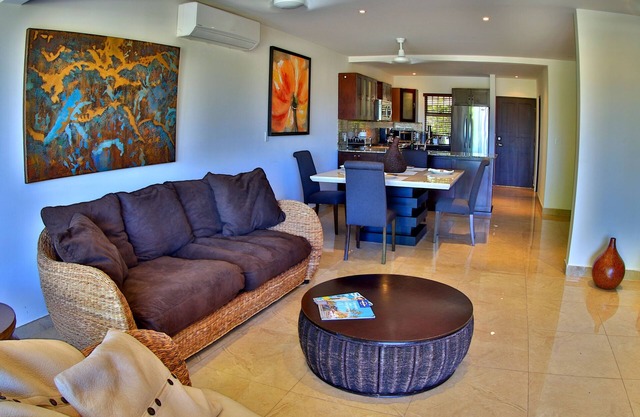 Flamingo Beach Villa - One of Few Renovatd Units- Walk to Beach- Bikes Included