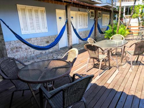 Flat e suítes com deque, cozinha e churrasqueira