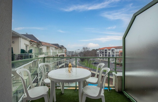 Flat for 4 - Pool - In the heart of La Chaume