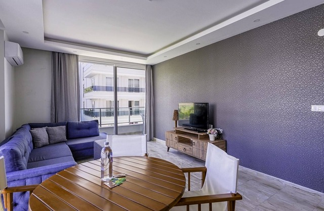 Flat w Balcony and Shared Pool 6 min to Beach