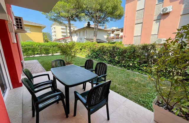 Flat with private garden by the sea