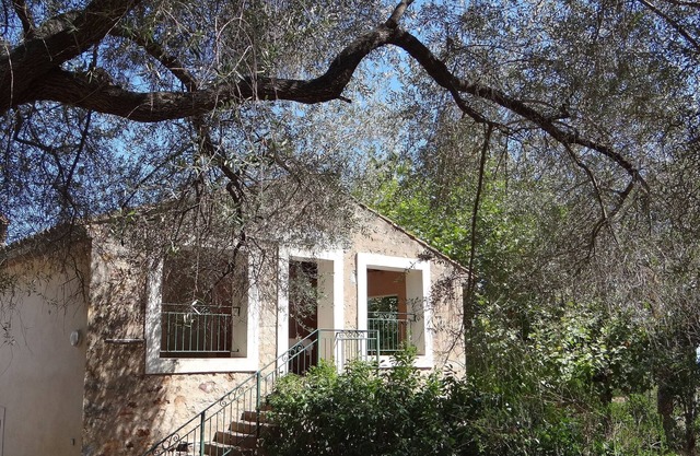 Flat with loggia in a charming 18th century family estate, quiet, with independant entrance.