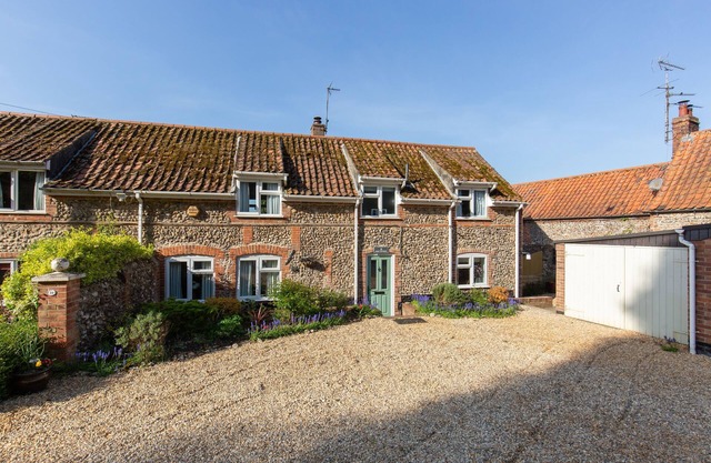 Flint Cottage - a self catering cottage that sleeps 4 adults and 2 children (under 13) in 3 bedroo