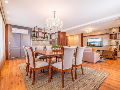 Flores da Montanha 102B - Apto LUXO na Av Borges de Medeiros - 600m da Rua Coberta Gramado