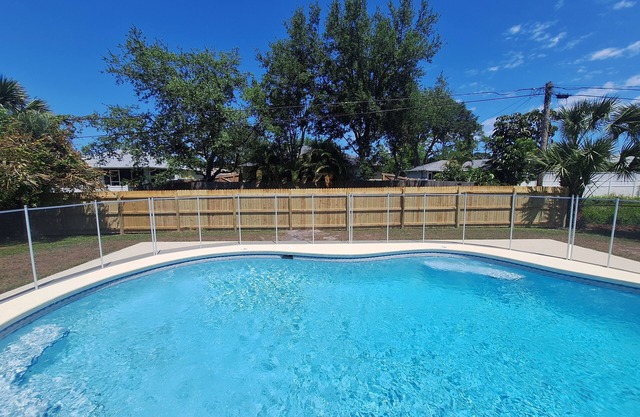 🍹🌞 Florida Getaway! New Pool Heater, Fenced Yard,Close to River and Beaches!
