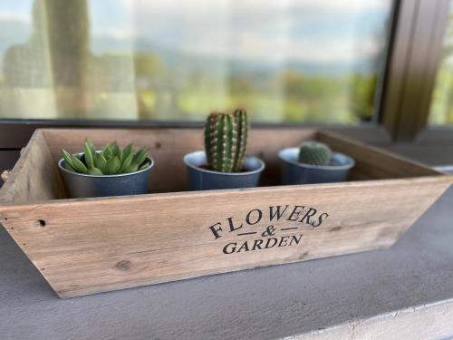 Flowers & garden apartment con vista lago