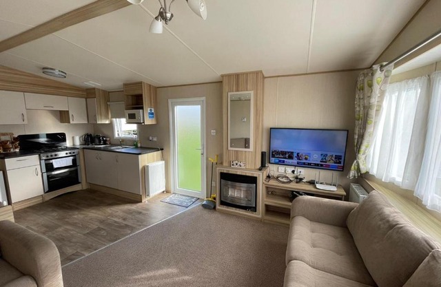 Fluffy Caravan Sleeps 4 Pet-Friendly