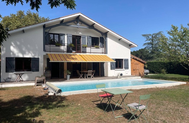 Forget your worries in this spacious and serene accommodation. House in a park.