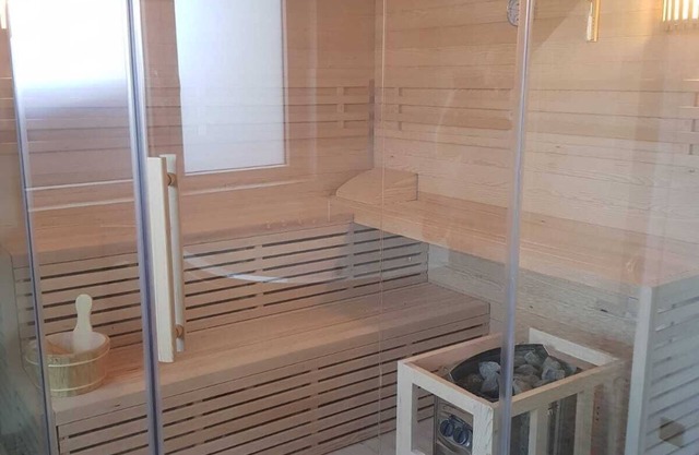 Former. Farmhouse with sauna/whirlpool/fireplace near the beach
