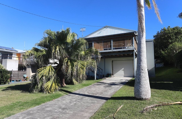 Forster Beach House: 2 BR, 1 BA House in Forster, Sleeps 5