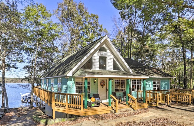Fort Gaines Cabin w/ Deck & Private Boat Dock
