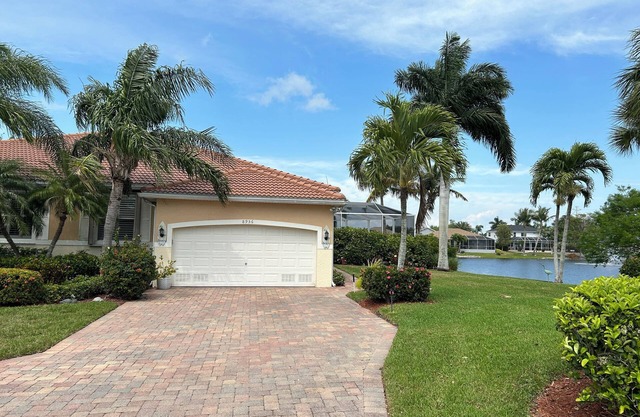 Fort Myers Villa approximately 3 miles to beach with private pool and hot tub.