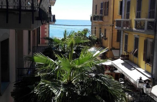 FOUR-ROOM APARTMENT IN THE CENTER