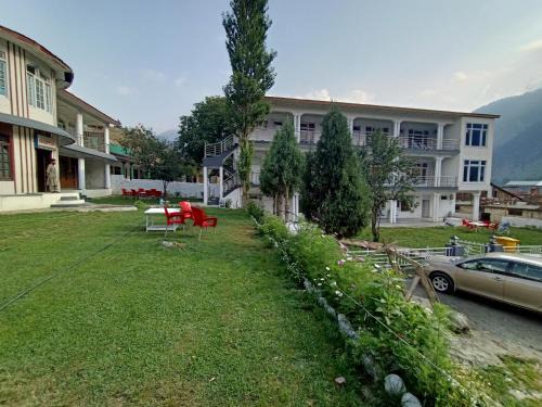 Four Star hotel and Restaurant