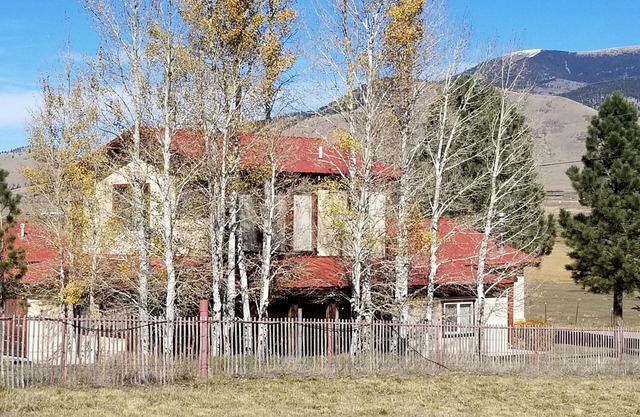 FOUR TOES MOUNTAIN LODGE nestled in the Sangre de Cristo Mtns/Ski/Hike/Fish/Hunt