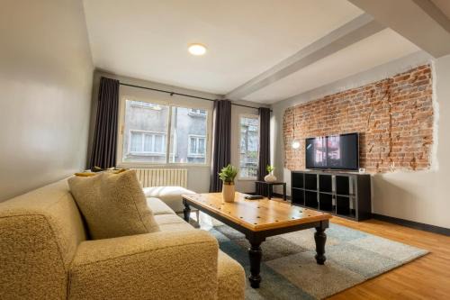 Fourlex Single Detached House - 2 Bathrooms - Central Location - Private Terrace