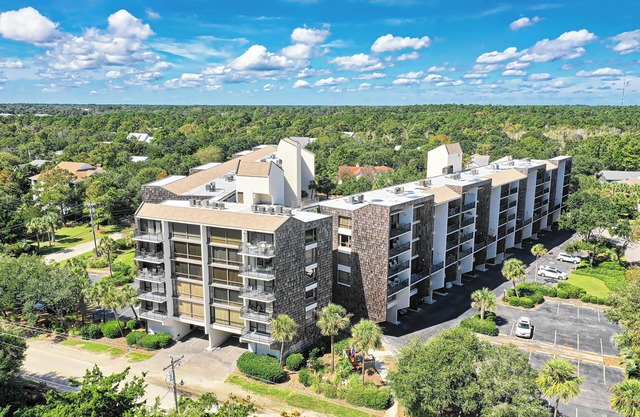 Fourth Floor Condo Across from Beach Access, Balcony, Pool, Grill Area, Elevator