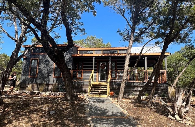 Fox Hollow - Tiny home with Cypress Creek access, 2 miles from Wimberley Square.