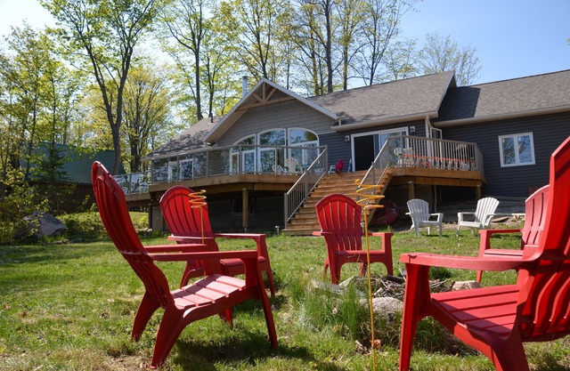 Fox Run: Waterfront Lakehouse with Impressive Views and Luxury Details