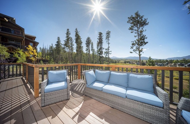 Fraser condo w/mountain views & grill
