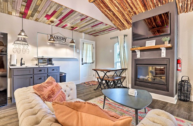 Fredericksburg 'Regan Cottage' w/Hot Tub!