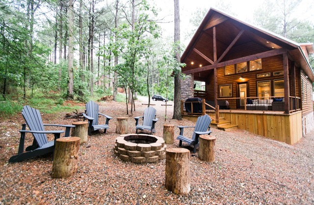 Free at Last- Romantic, Hot Tub, Loft, Free Firewood, Great Location!