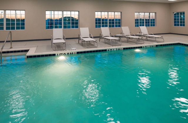 Free Breakfast. Pool. Gym. Close to Maxey Park Zoo!