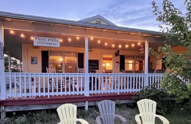 FREE cleaning w/ min 3 day stay in June! 10-acres hot tub! Sleeps 15. Clean Fun!
