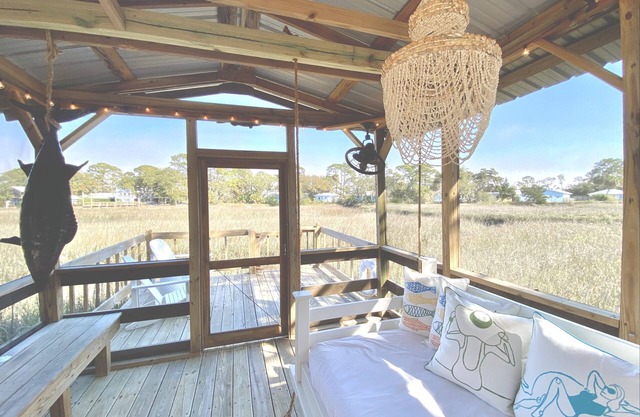 FREE Golf Cart, Bikes & Kayaks~ Luxe, King BR, Tidal Creek Retreat, PRIVATE Dock