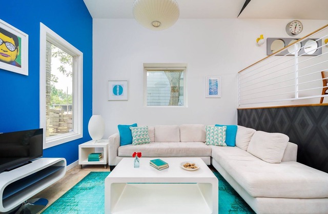 Free Parking, 2br, East Riverside - Aqua Blue