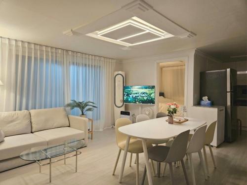 Free Parking, Gimpo Airport 7min, SubwayStation 5min, Lotte Mall, Department Store, Mart, Theater 15min