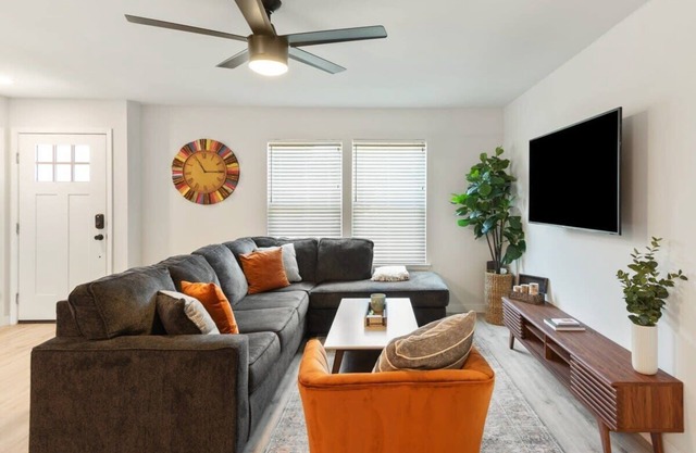 Free Parking, Kings Beds, 3 br, South Austin