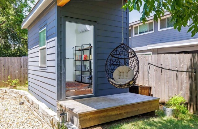 Free Parking, Large Yard, Home Office - 5 Pillars