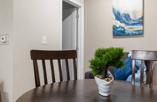 Free Parking, Laundry, Wi-Fi, 6 Min WYNN Hosp/Nexus Center, Downtown Utica NY1