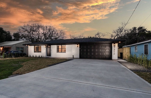Fresh clean luxurious, Galveston beach close, kemah shopping and more